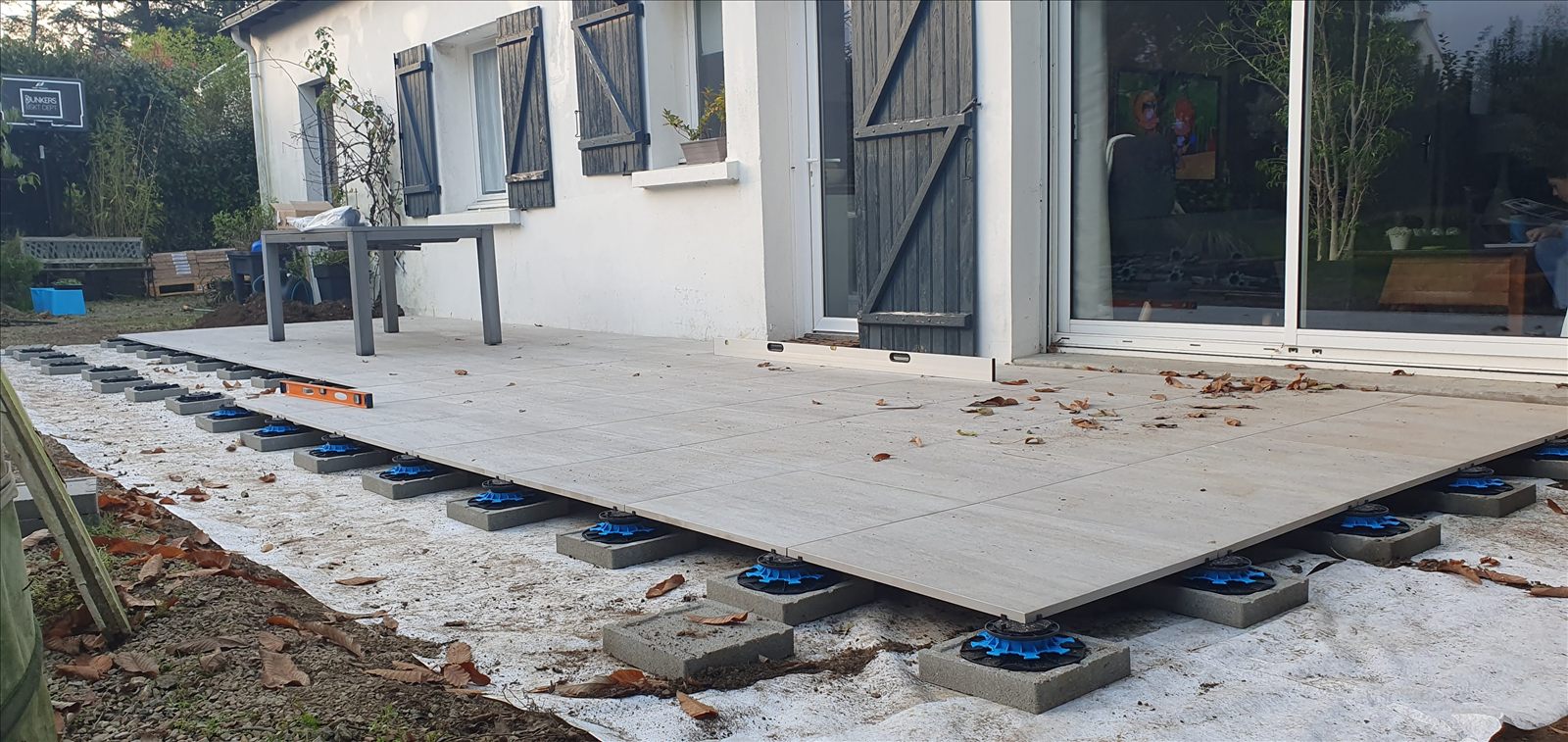 Bord de la terrasse : dalles sur plots et galettes béton