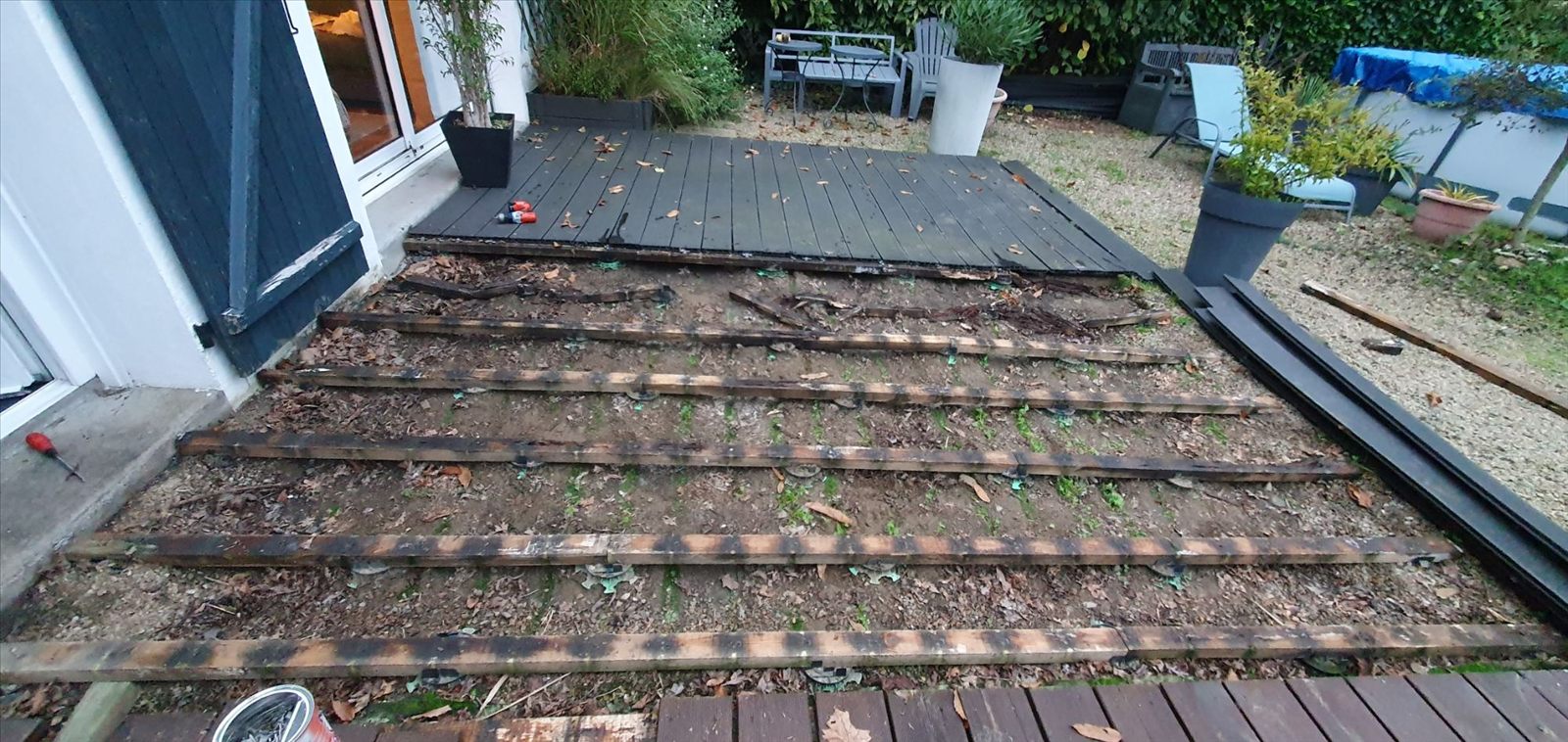 Dépose de la terrasse composite, lambourdes à nu sur leurs plots