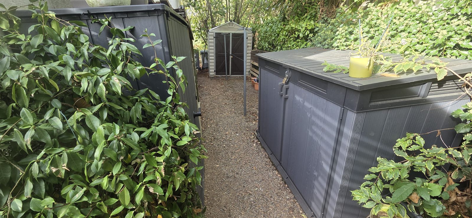 Allée du jardin avec les armoires de rangement Keter