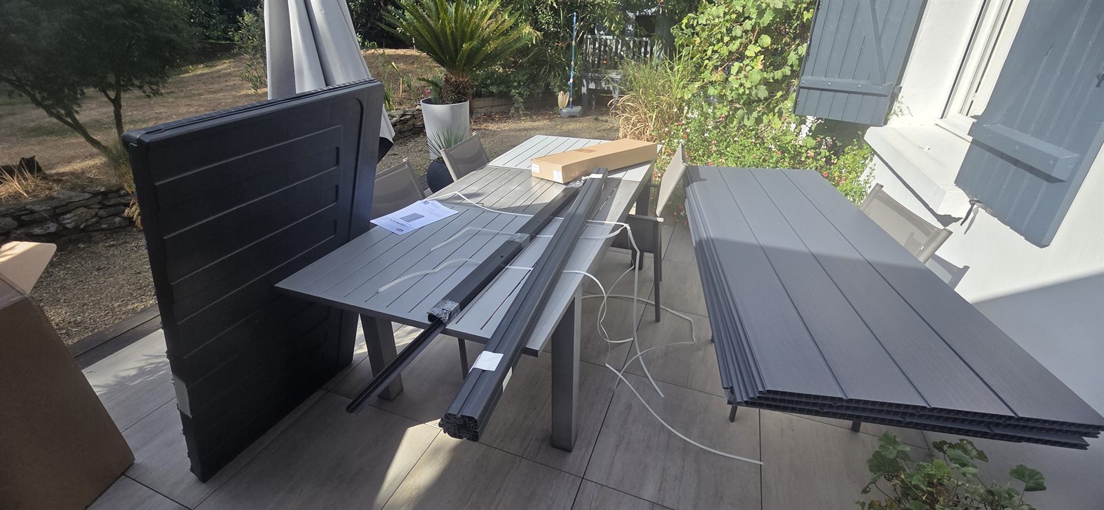 Contenu du carton : plancher, panneaux, profilés et notice