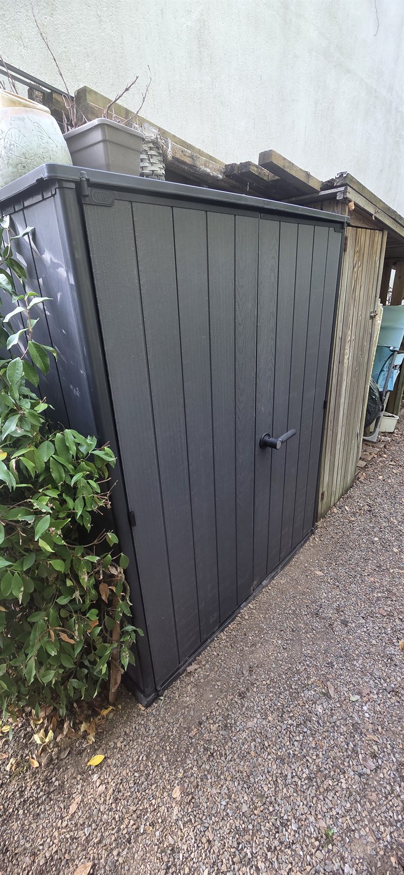 Armoire Keter Cortina Alto installée dans l'allée