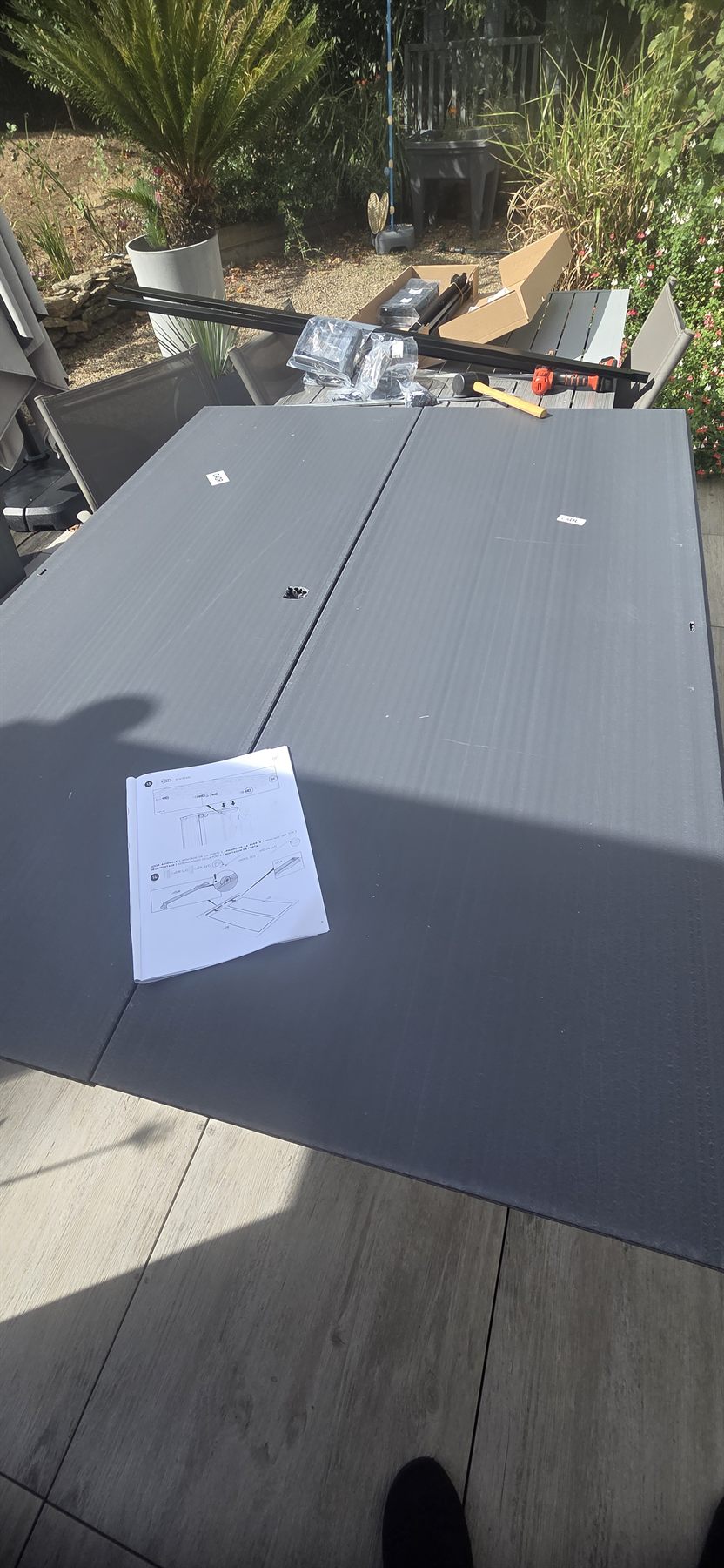 Portes à plat avec la notice, un maillet et une visseuse