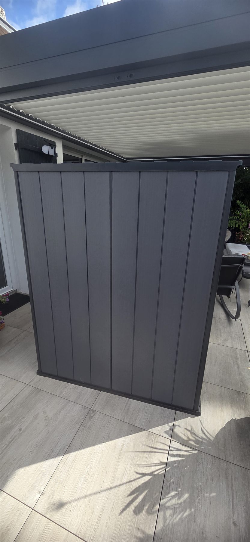 Armoire avec le toit posé