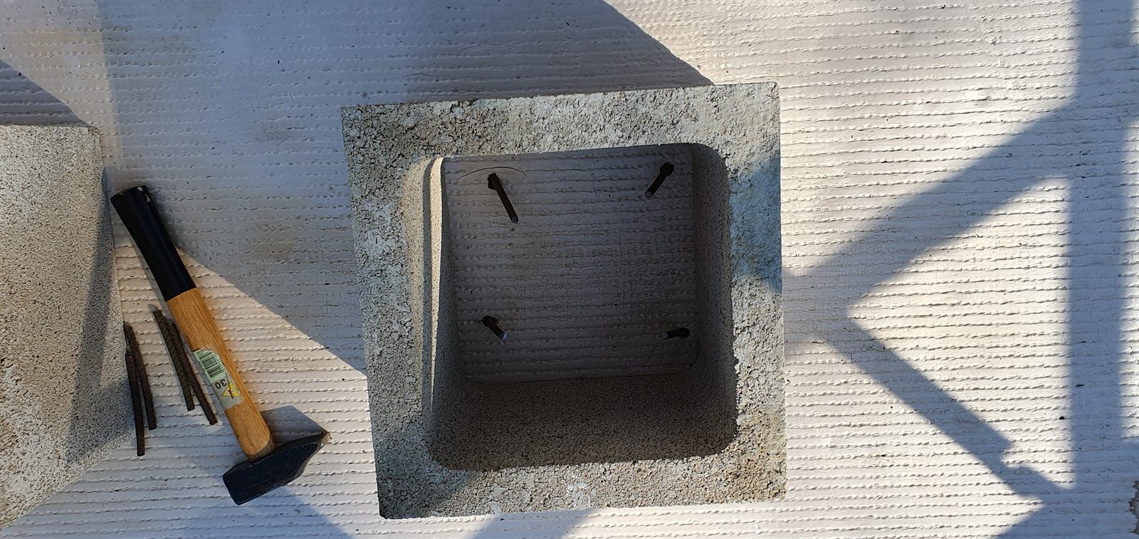 Vis plantées à l'intérieur du boisseau pour accrocher le béton