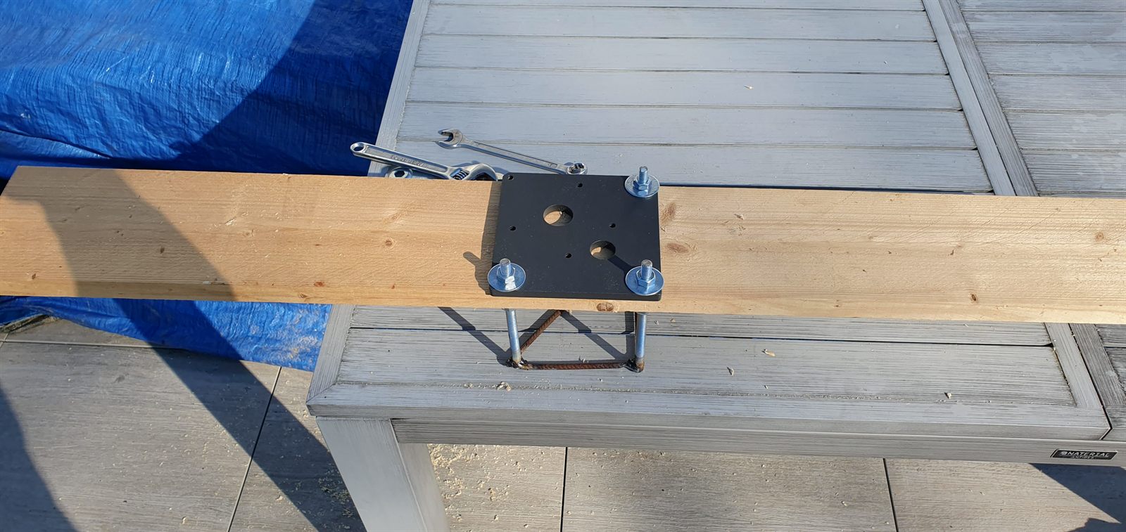 Platine Pergolux vissée sur le gabarit en bois