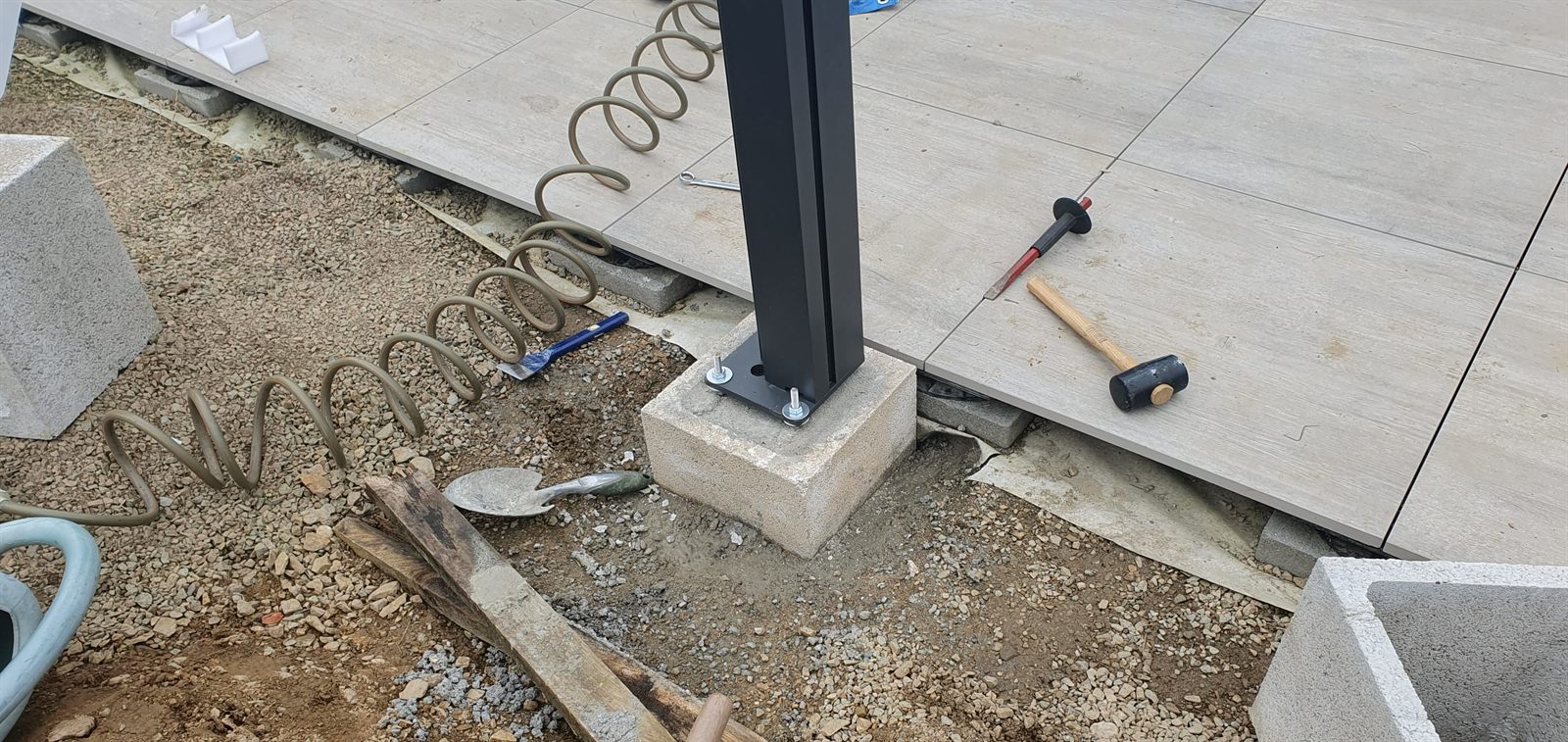 Poteau de la pergola fixé sur la platine d'un plot béton