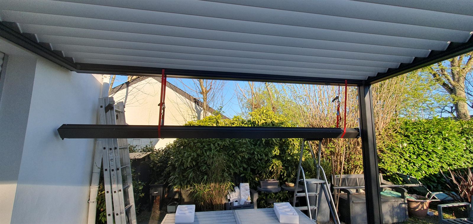 Caisson du store suspendu à deux sangles à cliquet