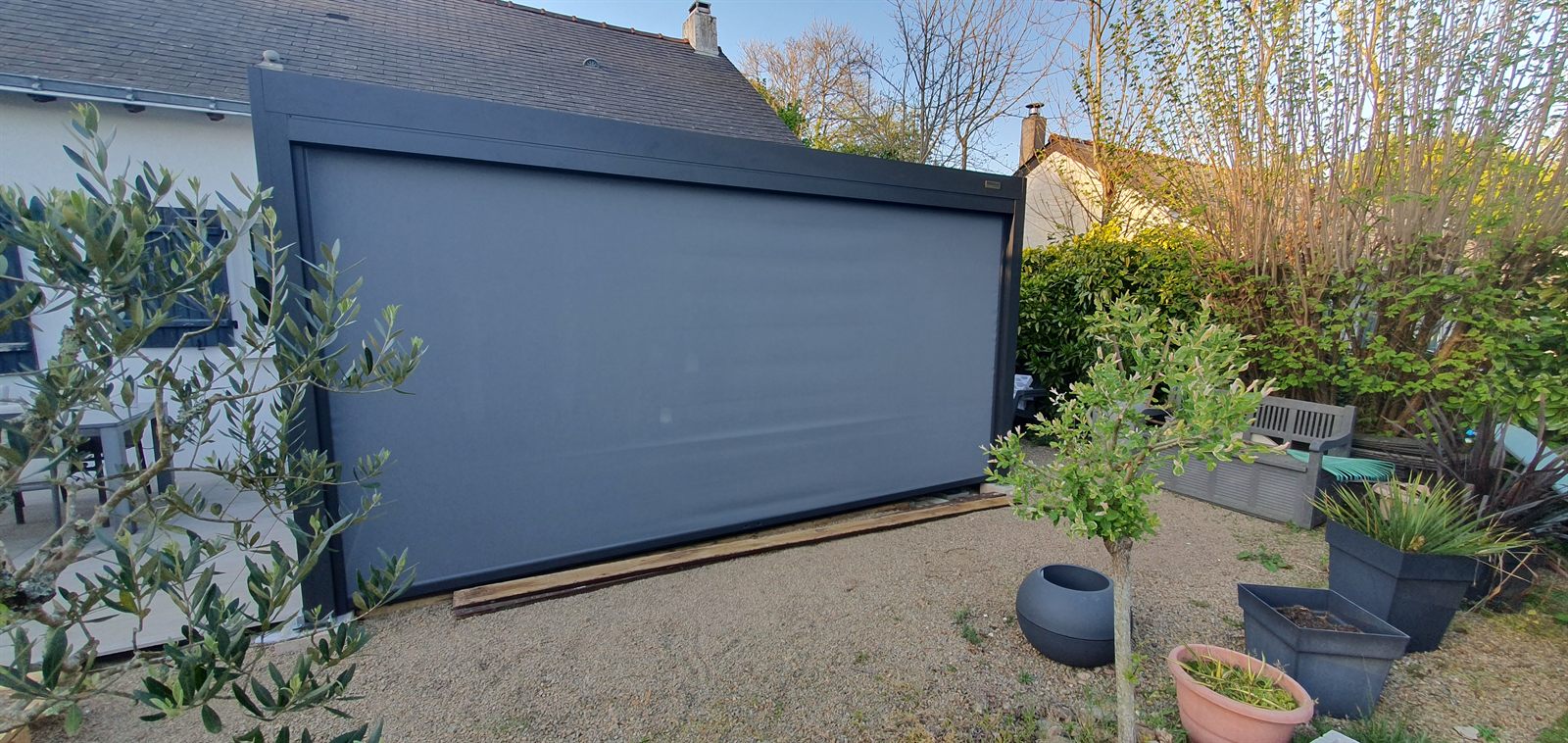 Pergola Pergolux avec les stores verticaux baissés