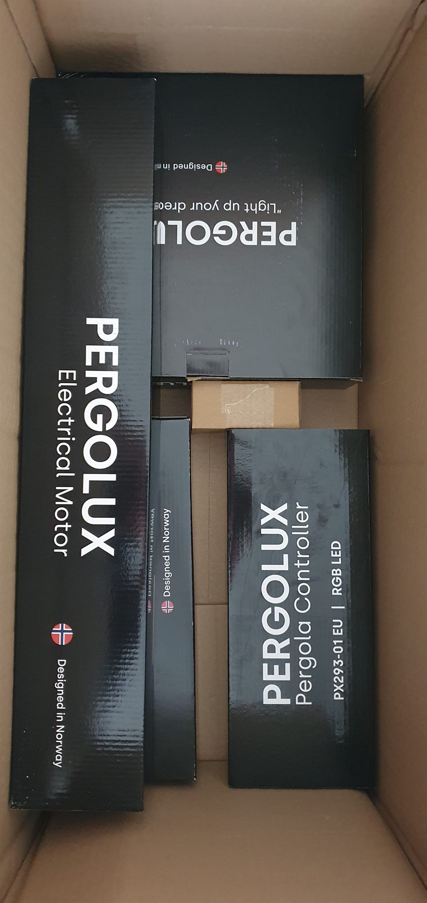 Cartons du moteur et du contrôleur de la pergola Pergolux