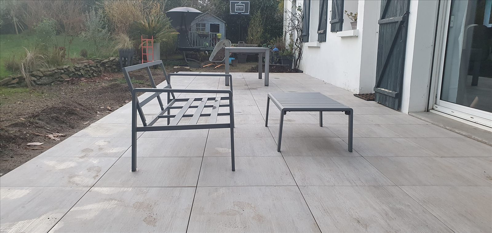 Salon de jardin remis sur la terrasse de dalles terminée