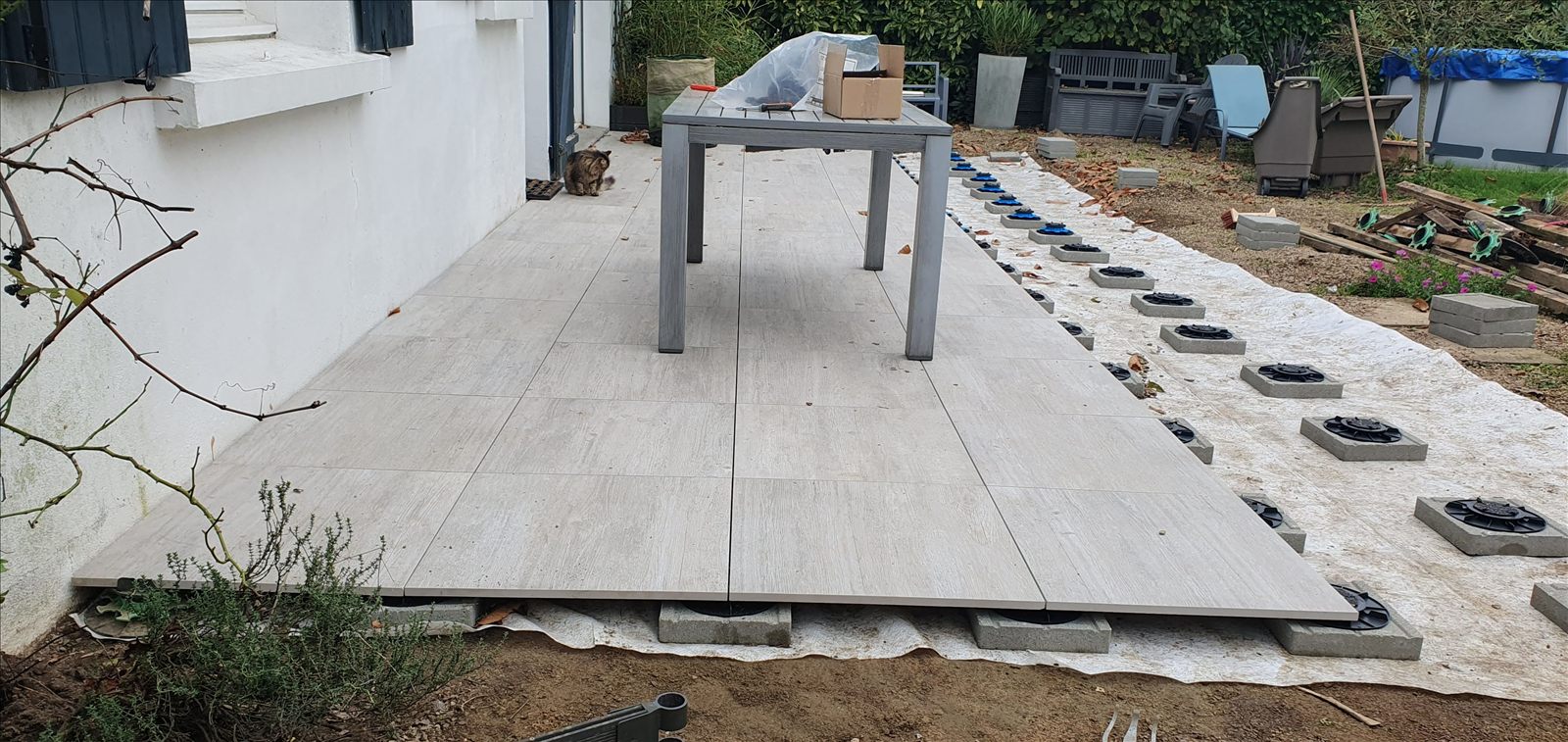 Surface de dalles posée avec la table de jardin dessus