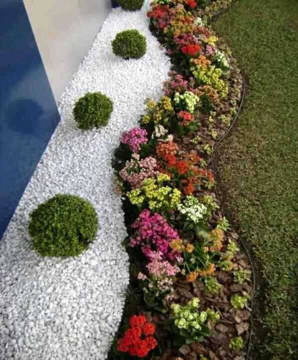 Parterre avec galets blancs dans un jardin