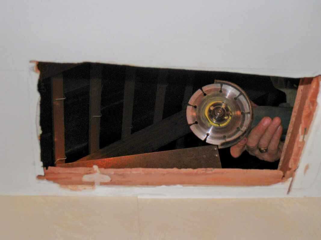 Découpe plafond brique pour bouche de climatisation