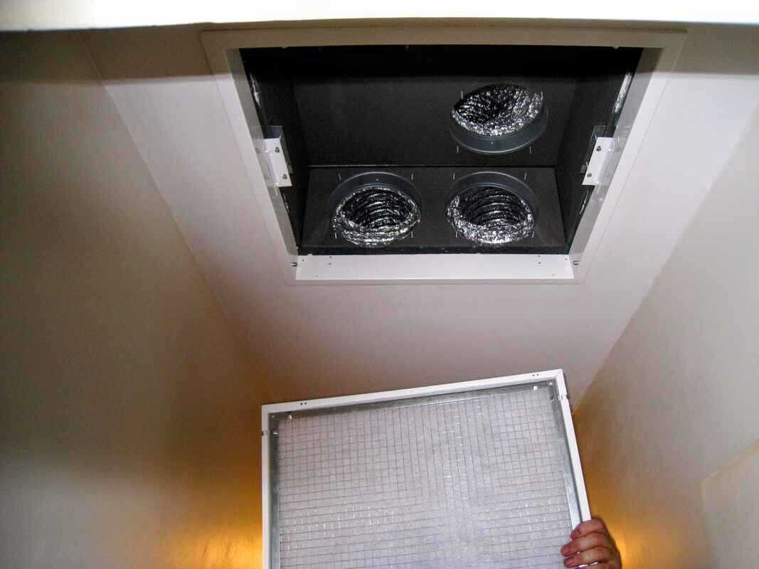 Grille d'aspiration d'air avec filtre posée au plafond