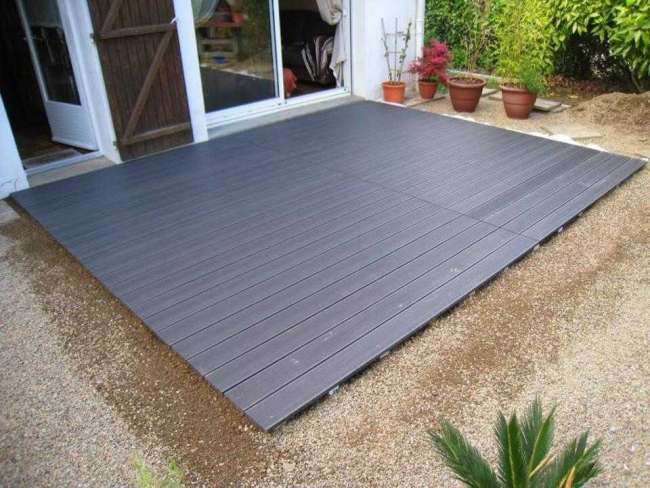 Pose terrasse composite Castorama Dixi Blooma sur lambourdes et plots